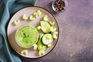 Fresco verde Pepino y apio zalamero en vaso para vegetariano dieta parte superior ver foto