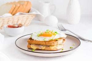 hecho en casa emparedado - croque señora en un plato en un ligero mesa foto