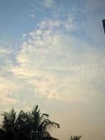 un azul cielo con nubes foto