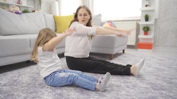 mãe e filha exercício às lar. feliz e sorridente mãe e filha exercício às lar. video