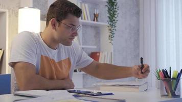 le homme Faire le calculs à le tableau. calculateur homme plus de téléphone prend Remarques sur papier. réfléchi et concentré. video