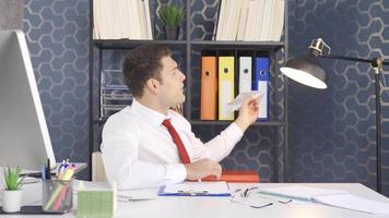 lat och lösa kontor arbetstagare. lat kontor arbetstagare inte arbetssätt på hans jobb och upptagen med Övrig saker. video