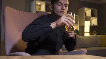stressé homme en buvant alcool, whisky. stressé homme intoxiqué à de l'alcool en buvant whisky dans verre. video