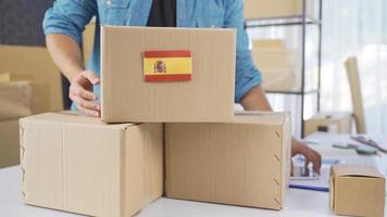 bandera de España en logística carga paquete. carga paquete con bandera de España. video