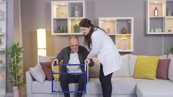 patient rollator och patient händer i närbild. de patientens händer är påfrestande till promenad med Stöd från de rollator. video