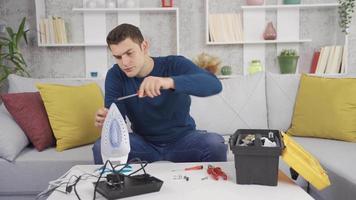 inexpérimenté Jeune homme travail réparer Accueil appareil. réparer Ménage appareils électroménagers. video
