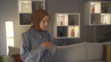 musulmán mujer cuyo religión es islam es Orando. contento joven musulmán mujer Orando en islámico fe. video