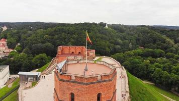 Aumentar aéreo Visão sobre famoso turista ponto de referência - gediminas torre com turista dentro Vilnius, Lituânia. báltico viagem destino dentro Europa video
