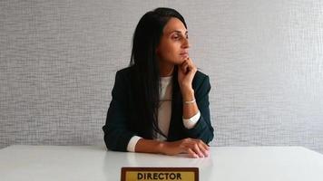 ung caucasian brunett företag kvinna direktör i kontor uttråkad omtänksam drömmande dagdrömma med Nej arbete. direktör entreprenör på arbete i företag video