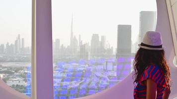 dubai, emiratos árabes unidos, 2022 - turista caucásico en un famoso marco emblemático disfruta del panorama del horizonte de la ciudad. Visite los destinos de viajes de vacaciones de los Emiratos Árabes Unidos en el concepto de Dubái video