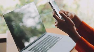 jeune adulte heureux souriant étudiant asiatique hispanique portant des écouteurs parlant sur une réunion de chat en ligne à l'aide d'un ordinateur portable sur le campus universitaire ou au bureau virtuel. étudiante à l'université apprenant à distance. video