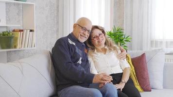 personnes âgées couple dans l'amour Regardez à le caméra. content et mignonne personnes âgées couple à la recherche à caméra. video