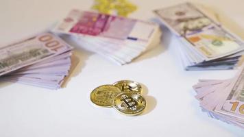 investissement et financier devises et crypto-monnaies. dollar, euro, bitcoin et or sur le tableau. video