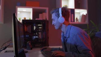 professionnel Jeune homme esports joueur. professionnel esports joueur en jouant vidéo Jeu sur le sien ordinateur. video