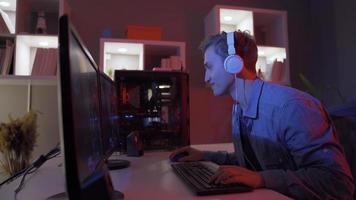 jovem jogador jogando conectados vídeo jogos. profissional esports jogador jogando vídeo jogos em dele computador. video