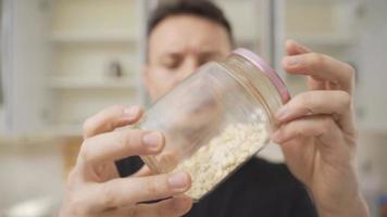 el expresión de el hombre quien tiene correr fuera de alimento. el hombre con No comida izquierda en el cocina y vacío gabinetes video