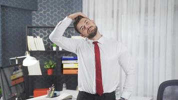 des exercices cette pouvez être terminé dans le bureau. élongation des exercices. Bureau ouvrier montrant des exercices cette pouvez être terminé dans le bureau. video