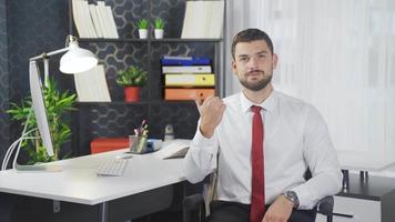 övningar den där kan vara Gjort i de kontor. nacke träning. kontor arbetstagare som visar övningar den där kan vara Gjort i de kontor. video