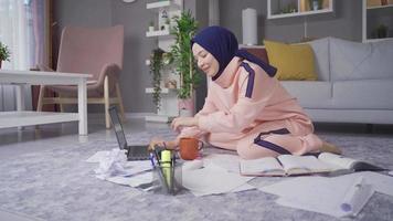 musulmán negocio mujer trabajando en un proyecto a hogar. musulmán negocio mujer trabajando en un negocio proyecto a su hogar.