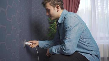 energiebesparend. besparing geld door trekken de plug uit van de stopcontact. loskoppelen in energie besparing concept. video