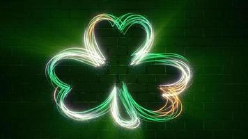 Santo patrick's día antecedentes - brillante neón trébol en el irlandesa verde, blanco y oro colores con fluido partículas esta movimiento antecedentes es lleno hd y un sin costura bucle. video