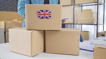 großartig Großbritannien Flagge Ladung Paket. großartig Großbritannien Flagge auf ein Logistik Ladung Paket. video