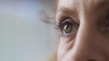 coloré yeux de mature femme dans fermer. yeux de une mature la personne dans fermer. video