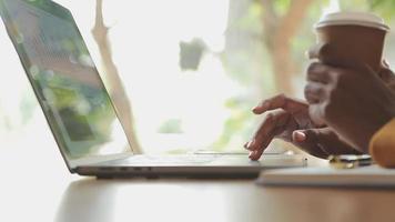 junger erwachsener glücklich lächelnder hispanischer asiatischer student mit kopfhörern, der über online-chat-meetings mit laptop auf dem universitätscampus oder im virtuellen büro spricht. College-Studentin, die aus der Ferne lernt. video