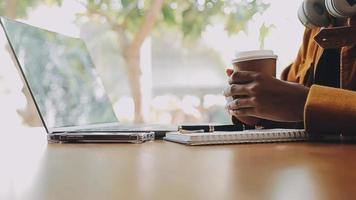 junger erwachsener glücklich lächelnder hispanischer asiatischer student mit kopfhörern, der über online-chat-meetings mit laptop auf dem universitätscampus oder im virtuellen büro spricht. College-Studentin, die aus der Ferne lernt. video