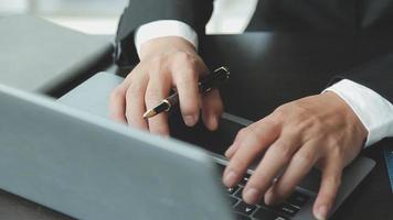 zaken en advocaten bespreken contractpapieren met koperen schaal op bureau in kantoor. wet, juridische diensten, advies, rechtvaardigheid en wet concept foto met film grain effect video