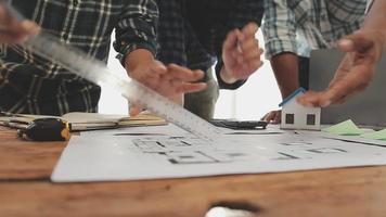 costruzione e struttura concetto di ingegnere o architetto incontro per progetto Lavorando con compagno e ingegneria utensili su modello edificio e planimetria nel Lavorando luogo, contrarre per tutti e due aziende. video