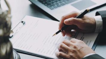 avocat masculin travaillant avec des documents contractuels et un marteau en bois sur table dans la salle d'audience. justice et droit, avocat, juge de la cour, concept. video