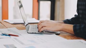 travail en équipe de asiatique affaires gens discuter et calculateur avec calculatrice sur évaluation Les données dans conférence chambre. avec le croissance et montrer du doigt à le graphique graphique financier compte. video