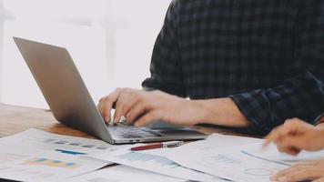 lavoro di squadra di asiatico attività commerciale persone discutere e calcolatore con calcolatrice su valutazione dati nel conferenza camera. con il crescita e puntamento per il grafico grafico finanziario account. video