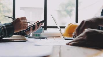 costruzione e struttura concetto di ingegnere Lavorando disegno su planimetria incontro per progetto Lavorando con compagno su modello edificio e ingegneria utensili nel Lavorando luogo, costruzione concetto video