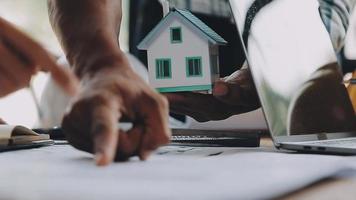 costruzione e struttura concetto di ingegnere Lavorando disegno su planimetria incontro per progetto Lavorando con compagno su modello edificio e ingegneria utensili nel Lavorando luogo, costruzione concetto video