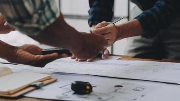 costruzione e struttura concetto di ingegnere Lavorando disegno su planimetria incontro per progetto Lavorando con compagno su modello edificio e ingegneria utensili nel Lavorando luogo, costruzione concetto video