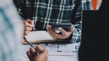 costruzione e struttura concetto di ingegnere Lavorando disegno su planimetria incontro per progetto Lavorando con compagno su modello edificio e ingegneria utensili nel Lavorando luogo, costruzione concetto video