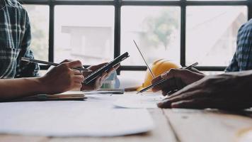 costruzione e struttura concetto di ingegnere Lavorando disegno su planimetria incontro per progetto Lavorando con compagno su modello edificio e ingegneria utensili nel Lavorando luogo, costruzione concetto video