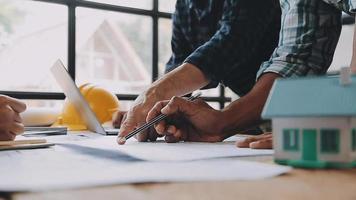 construção e estrutura conceito do engenheiro trabalhando desenhando em projeto encontro para projeto trabalhando com parceiro em modelo construção e Engenharia Ferramentas dentro trabalhando site, construção conceito video