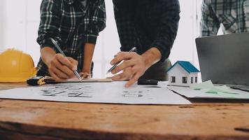 costruzione e struttura concetto di ingegnere Lavorando disegno su planimetria incontro per progetto Lavorando con compagno su modello edificio e ingegneria utensili nel Lavorando luogo, costruzione concetto video