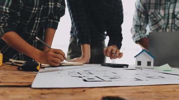 costruzione e struttura concetto di ingegnere Lavorando disegno su planimetria incontro per progetto Lavorando con compagno su modello edificio e ingegneria utensili nel Lavorando luogo, costruzione concetto video