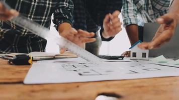 costruzione e struttura concetto di ingegnere Lavorando disegno su planimetria incontro per progetto Lavorando con compagno su modello edificio e ingegneria utensili nel Lavorando luogo, costruzione concetto video