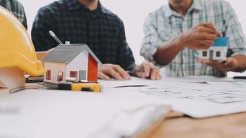 costruzione e struttura concetto di ingegnere Lavorando disegno su planimetria incontro per progetto Lavorando con compagno su modello edificio e ingegneria utensili nel Lavorando luogo, costruzione concetto video