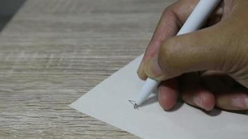 ilustração do uma pessoa escrevendo uma carta para dele namorada. você pode Vejo a palavras estão você feliz agora em uma peça do papel em uma de madeira mesa. video