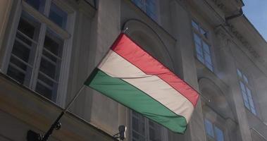 bandeira do Hungria em a governo construção acenando dentro a vento. húngaro bandeira cenas video