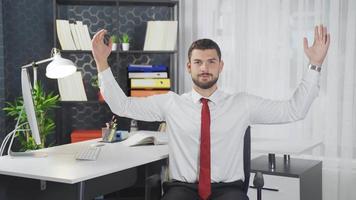 övningar den där kan vara Gjort i de kontor. stretching övningar. kontor arbetstagare som visar övningar den där kan vara Gjort i de kontor. video