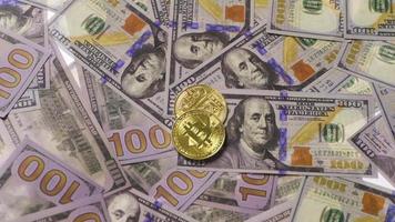 bitcoin e noi dollari nel lento movimento. finanza e investimento concetto. noi dollaro e Euro nel lento movimento. video