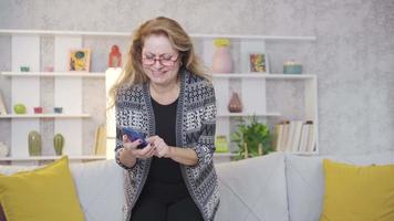 hart aanval. volwassen vrouw krijgen ziek. de vrouw wie plotseling verslechtert in haar huis houdt haar hart. video