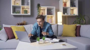 économie d'énergie. le homme se tourne de le lumières dans le sien maison et sauve énergie. video